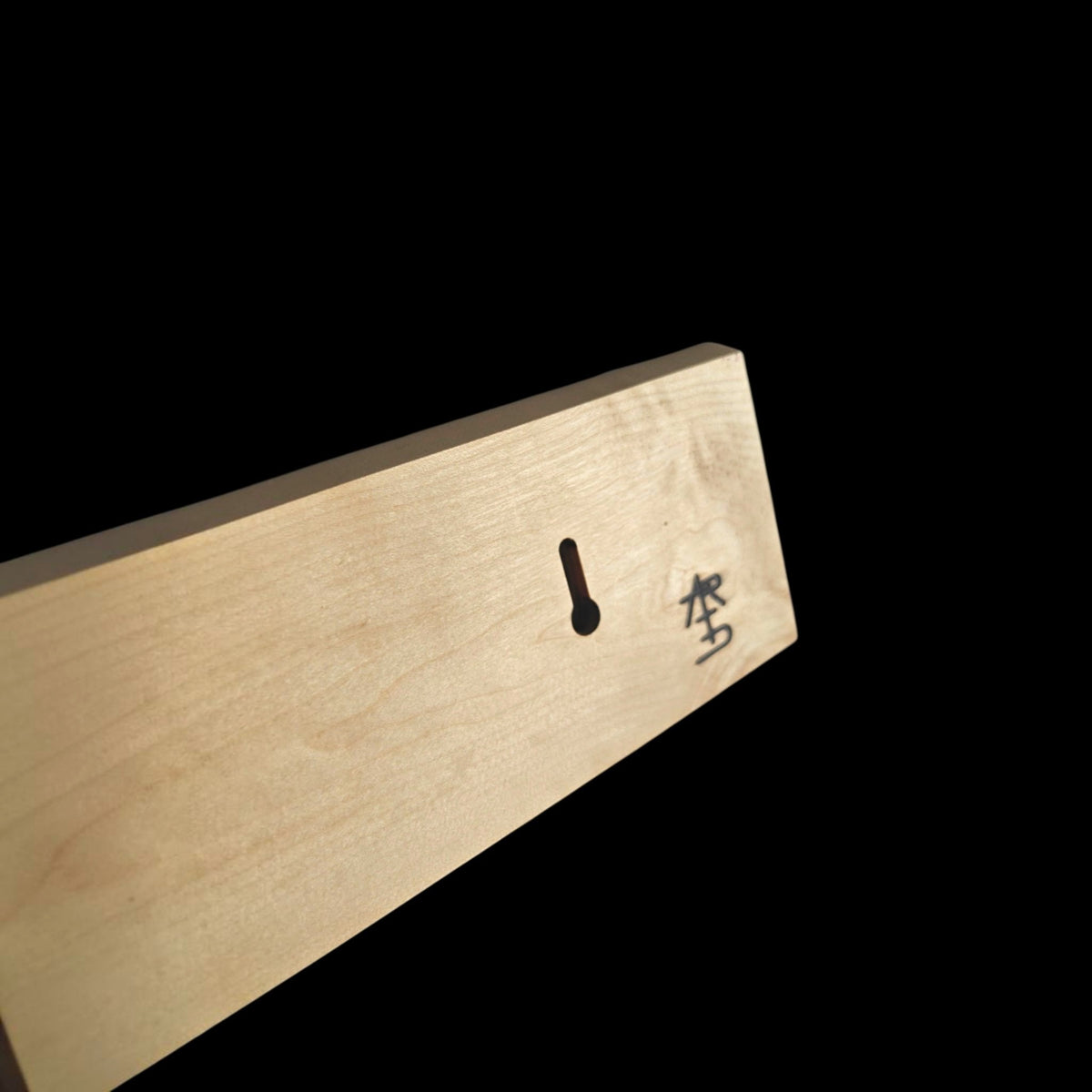 ARTD Adze – Amerikaanse Hard Maple – achterkant met sleutelgatophanging
